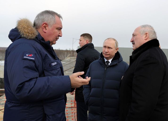 Dmitrí Rogozin er vinstra megin við þá Vladimír Pútín og Alexander Lukasjenka, einræðisherra Rússlands og Úkraínu.