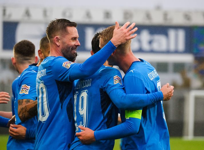 Gylfi Þór Sigurðsson glaðbeittur með markaskorurunum Mikael Agli og Orra. Gylfi meiddist hins vegar á rifbeini í lok leiks og óvíst með framhaldið hjá honum.