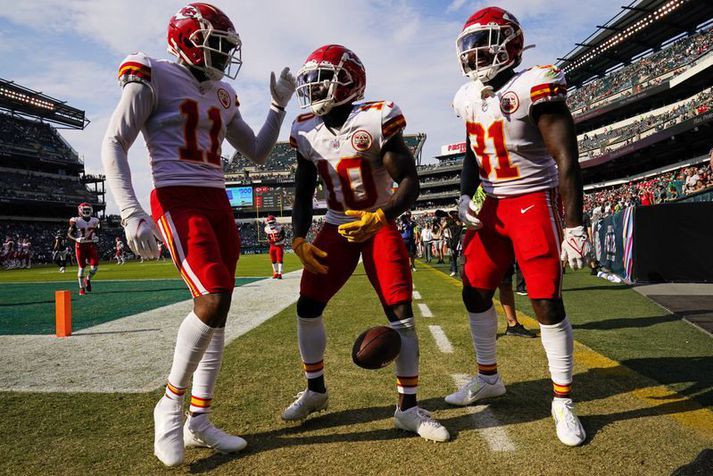 Tyreek Hill hjá Kansas City Chiefs fagnar með liðsfélögum sínum Demarcus Robinson og KDarrel Williams.