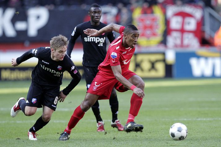 Leroy Fer fer vel með boltann í leik með Twente.