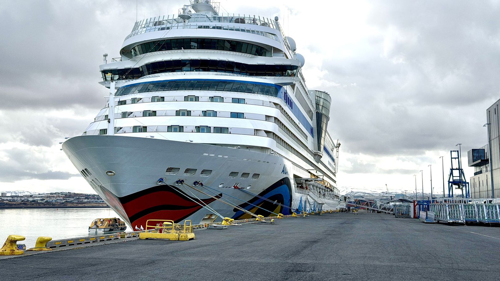 Fyrsta skemmtiferðaskipið mætt