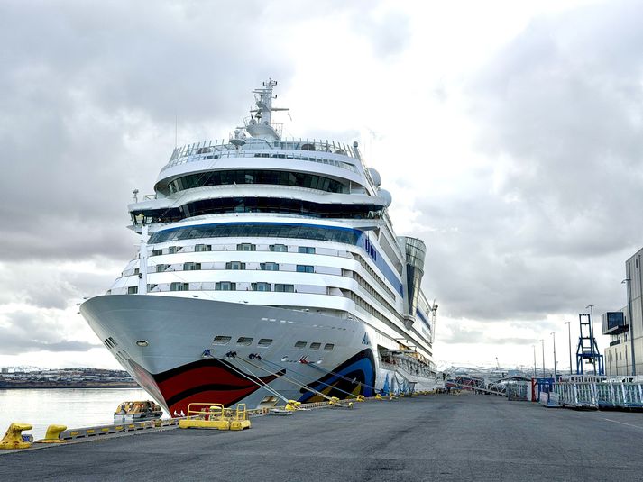 Skipið er einkar glæsilegt þar sem það liggur við Skarfabakka.