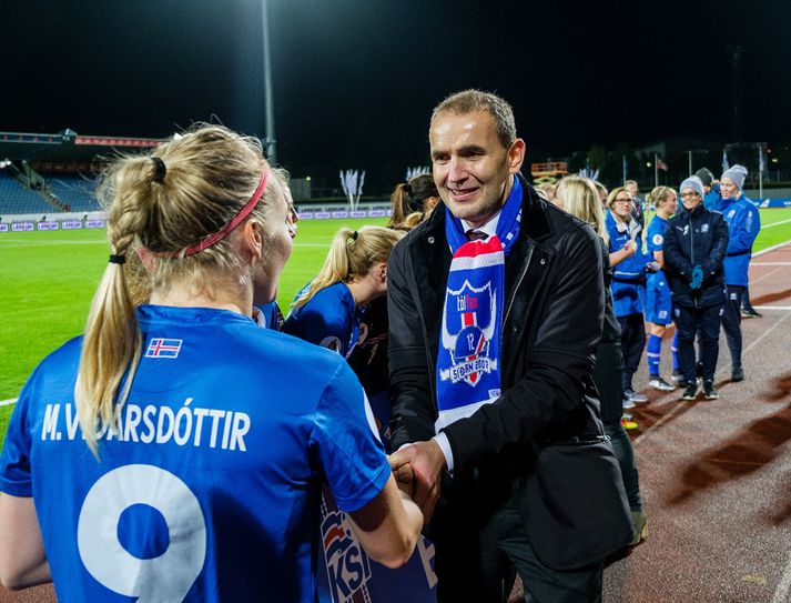 Guðni Th. Jóhannesson tekur í höndina á Margréti Láru Viðarsdóttur, fyrirliða Íslands.