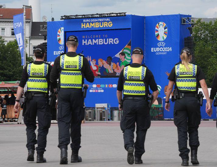 Meiriháttar lögregluaðgerðir eiga sér nú stað í miðbænum en atvikið átti sér stað á fjölfarinni og vinsælli skemmtanalífs götu í Hamburg.