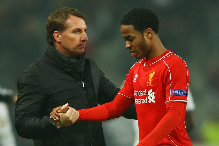 Brendan Rodgers huggar sársvekktan Raheem Sterling.