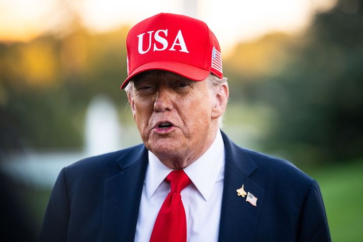 Donald Trump fær blóðugan bardaga í Hvíta húsinu í afmælisgjöf.