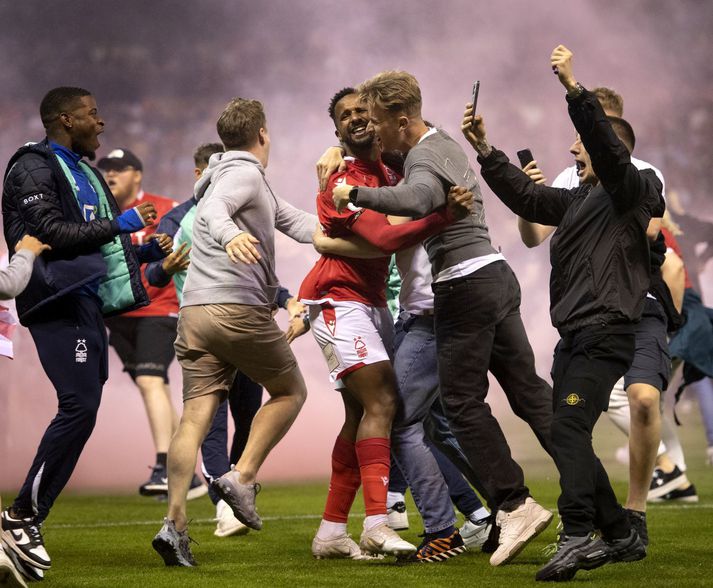 Flestir stuðningsmenn hlupu inn á völlinn til að fagna leikmönnum Nottingham Forest en ekki allir.