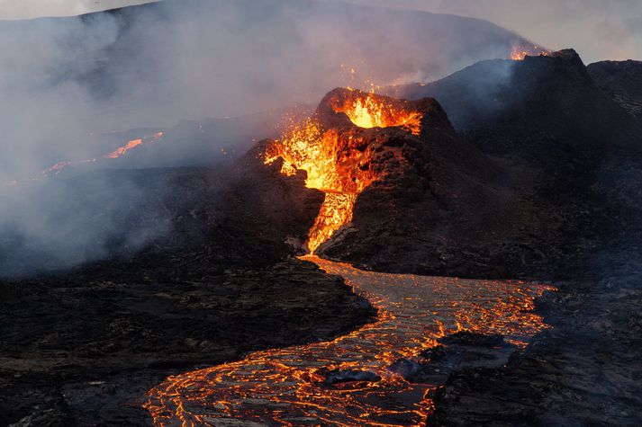 Eldgosið er mikið sjónarspil.