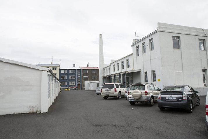 Stór lóð með möguleikum á meira byggingarmagni fylgir gamla Osta- og smjörsöluhúsinu sem nú er enn stefnt í nýtt hlutverk. 