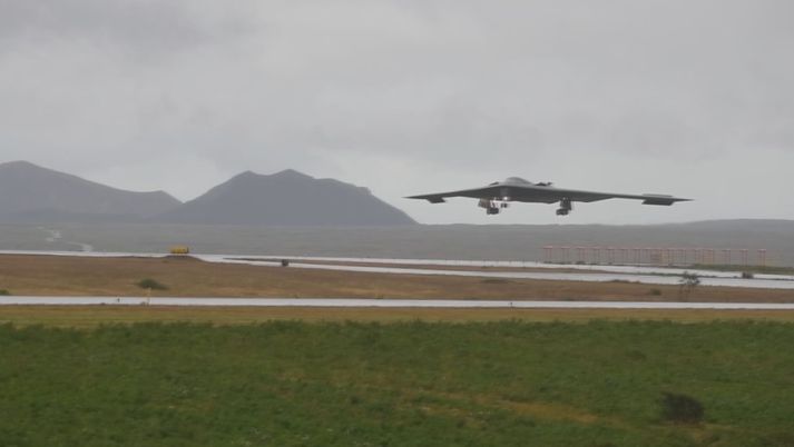 Torséða B-2 þotan lenti á Keflavíkurflugvelli á fimmtudag. Ekki er vitað hvort kjarnorkusprengjur voru um borð en flugvélin getur borið allt að sextán slíkar. Það er stefna Bandaríkjahers að játa hvorki né neita spurningum um staðsetningu kjarnorkuvopna.