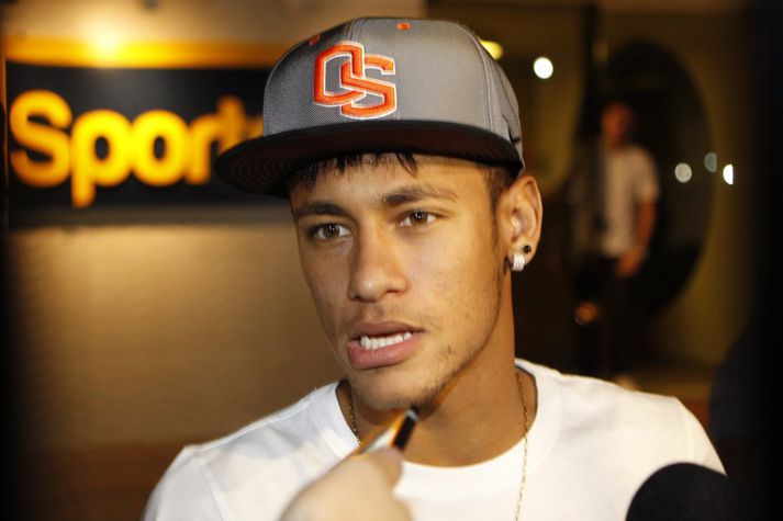 Neymar eftir undirskriftina sem fór fram í Rio de Janeiro.