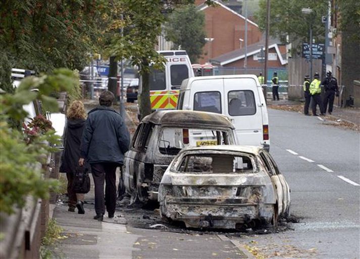 Kveikt var í bílum í óeirðunum í Birmingham um helgina.