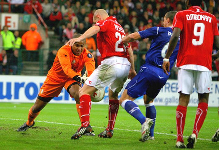 Phil Jagielka er hér í þann mund að skora mark Everton í leiknum í kvöld með vinstri fætinum, í gegnum klof varnarmannsins.