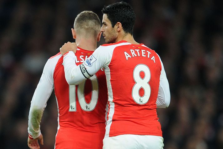 Mikel Arteta reynir að hughreysta Jack Wilshere sem fór af velli meiddur.