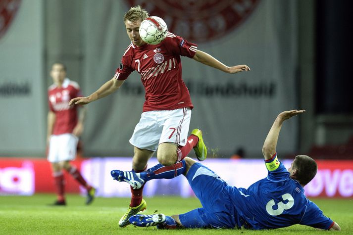 Sölvi Geir Ottesen tæklar hér danska landsliðsmanninn Christian Eriksen.