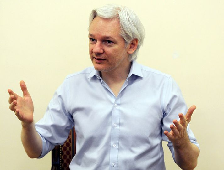 Julian Assange hefur haldið til í sendiráði Ekvador í London í meira en ár. Utanríkisráðherra Ekvador greindi frá því í gær að falinn hljóðnemi hafi fundist í sendiráðinu á dögunum.