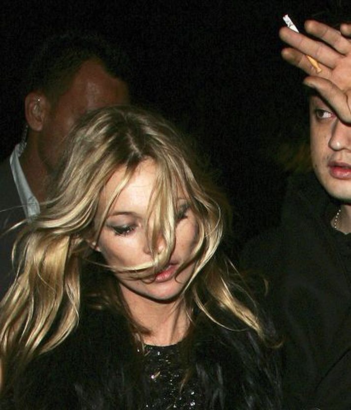 Pete Doherty og Kate Moss ganga í hjónaband á morgun. Brúðkaupsveislan verður haldin á Ibiza í næsta mánuði.