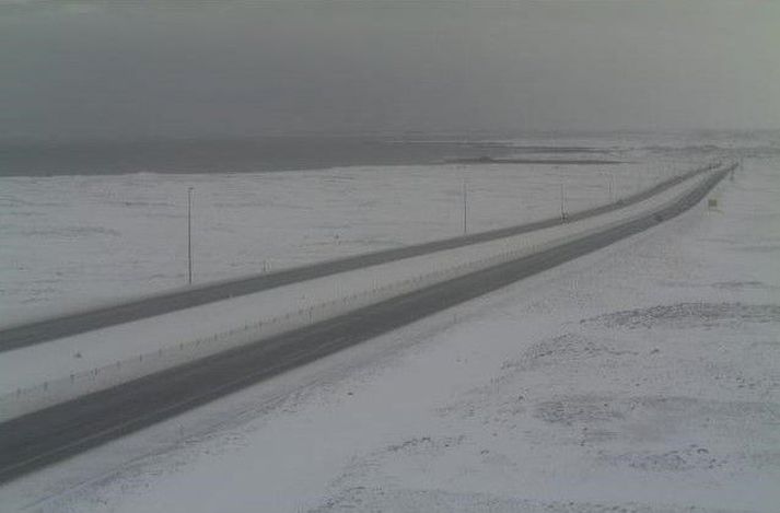 Staðan á Reykjanesbrautinni skömmu fyrir hádegi í dag.