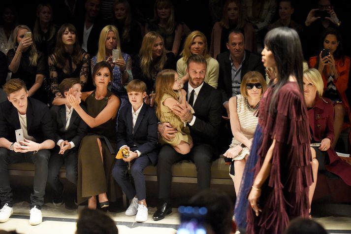 Beckham-fjölskyldan og Anna Wintour á fremsta bekk og sjálf Naomi Campbell á pallinum.