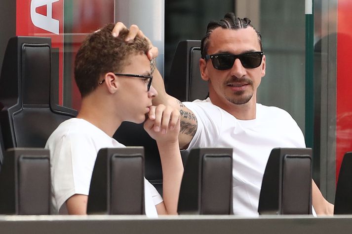 Zlatan Ibrahimovic með syni sínum Vincent Ibrahimovic þegar þeir voru á leik hjá AC Milan.
