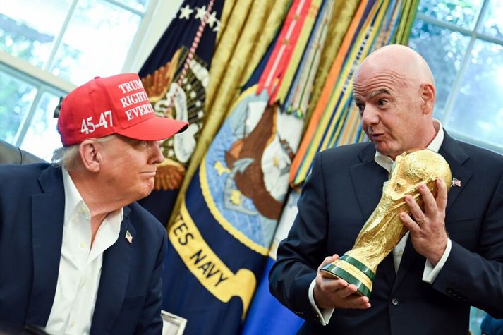 Gianni Infantino, forseti FIFA, (t.h.) með heimsmeistarabikarinn í hönd við hlið Donalds Trump Bandaríkjaforseta í Hvíta húsinu. Báðir menn þekkja vel þá list að hámarka nyt sín.