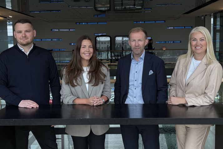 Frá vinstri: Sigurgeir Rúnar Jóhannsson og Viktoría Hrund Kjartansdóttir frá Reykjanes Investment, Benedikt Gíslason, bankastjóri Arion banka, og Iða Brá Benediktsdóttir, aðstoðarbankastjóri Arion banka.