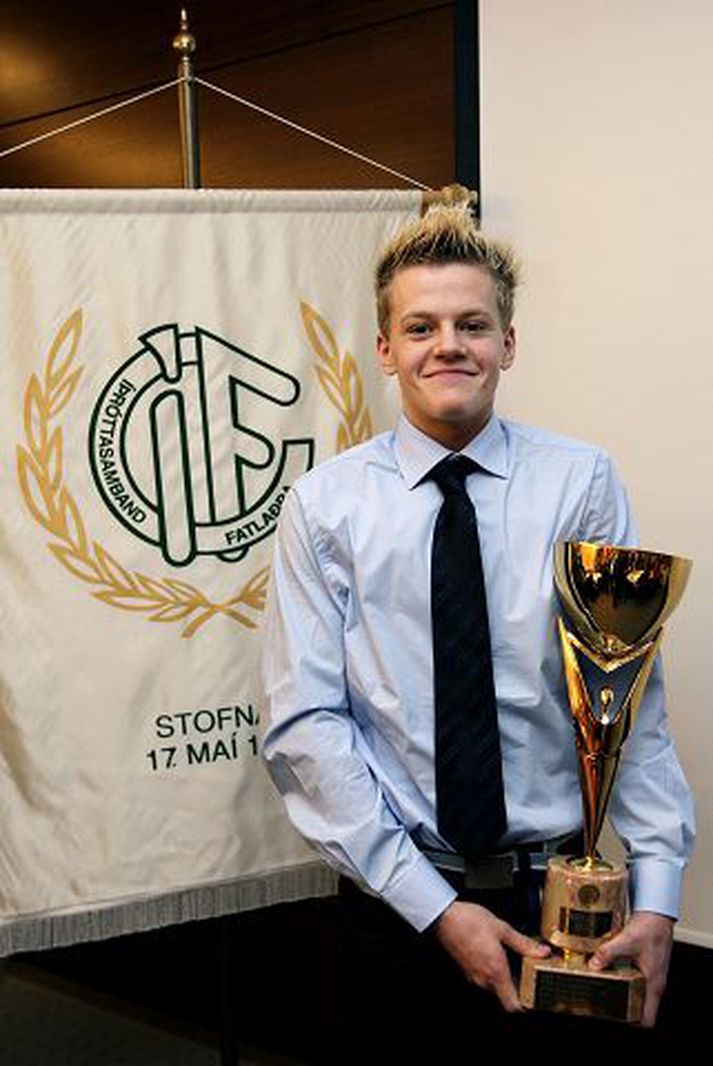 Jón Margeir Sverrisson sést hér ánægður með verðlaunin sem hann fékk í gær.