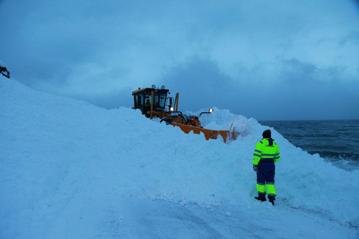 Á Vestfjörðum er reiknað með strekkingi og hríðarmuggu og bætir heldur í vind í kvöld.