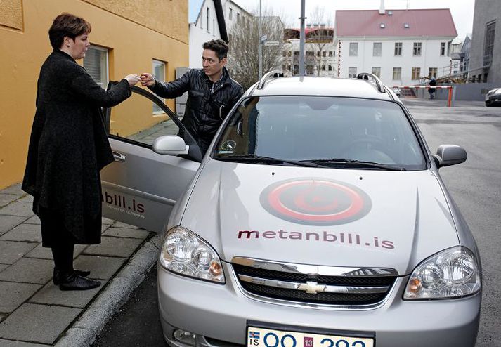 Dofri Hermannsson afhendir Svandísi Svavarsdóttur bíl til afnota um helgina. Fréttablaðið/VAlli