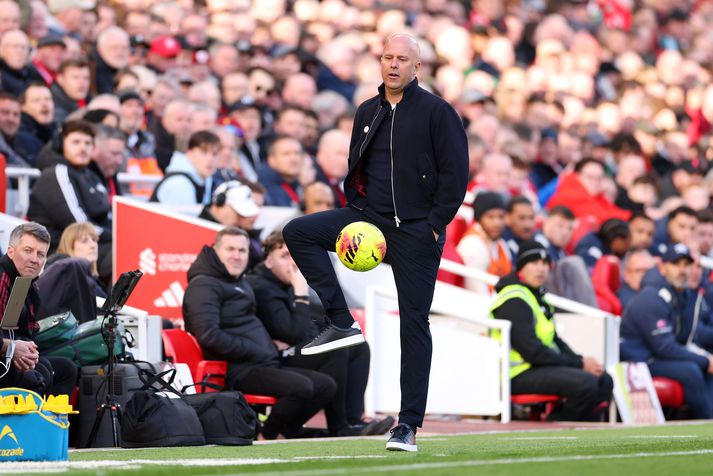 Arne Slot, knattspyrnustjóri Liverpool, sést hér sparka í boltann á hliðarlínunni í sigri liðsins á West Ham United á Anfield um helgina.