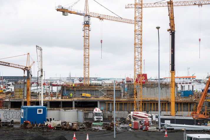 Stefnt er að opnun hótelsins næsta vor, tveimur árum síðar en upphaflega var áætlað.