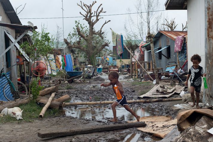 UNICEF styður stjórnvöld á Vanuatu og vinnur með samstarfsaðilum við að útvega vatnstanka, vatnshreinsitöflur, hreinlætisgögn og koma á fót tímabundinni hreinlætisaðstöðu.