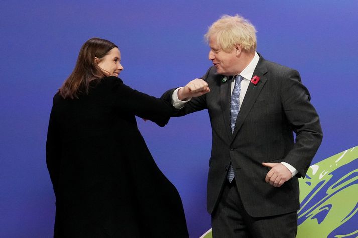 Katrín Jakobsdóttir heilsar Boris Johnson forsætisráðherra Bretlands að Covid-sið á ráðstefnuninni í gær.