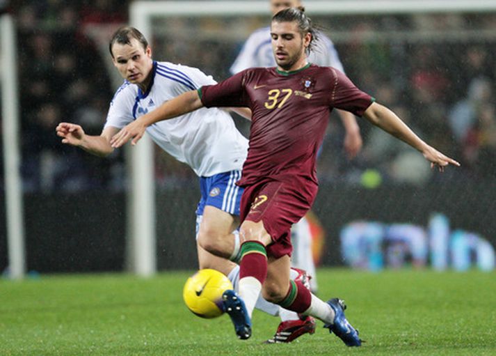 Miguel Veloso, leikmaður Portúgals, í baráttu við Markus Heikkinen í kvöld.