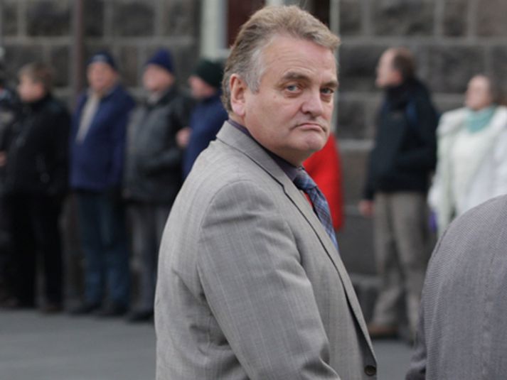 Guðni fyrir utan Alþingi fáeinum dögum áður en hann lét af þingmennsku og formennsku í Framsóknarflokknum 17. nóvember 2008.