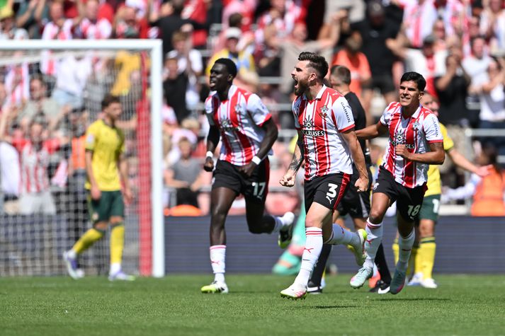 Ryan Manning og félagar í Southampton björguðu öllum þremur stigunum í blálokin.