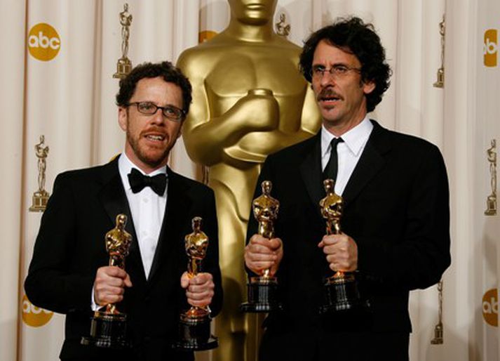 Bræðurnir Joel og Ethan Coen uppskáru fjórar styttur í nótt.