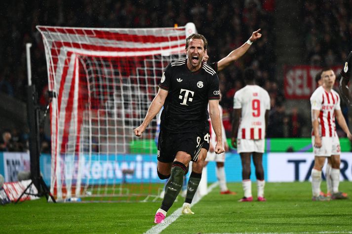 Harry Kane fagnar öðru marka sinna fyrir Bayern í bikarsigrinum í gærkvöldi.