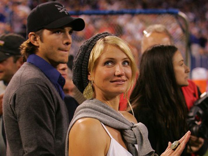 Cameron á leiknum á sunnudag. Fyrir aftan hana eru hjónin Ashton Kutcher og Demi Moore