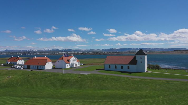 Forseti Íslands fer eftir hefðinni og stundar lágstemmda kosningabaráttu. Áskorandinn Guðmundur Franklín Jónsson hefur ferðast um landið undanfarnar vikur til að vekja athygli á framboði sínu.