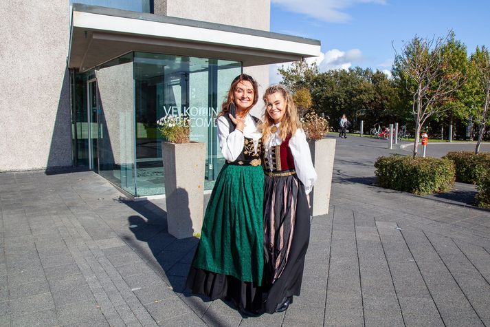 Sunna Jóhannsdóttir og Helga Árnadóttir fögnuðu Þjóðbúningadeginum á Þjóðminjasafninu.