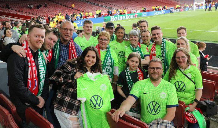 Sveindís Jane Jónsdóttir með góðum hópi fólks sem studdi við bakið á henni á Emirates-leikvanginum í Lundúnum þegar Wolfsburg sló Arsenal út í undanúrslitum Meistaradeildar Evrópu.