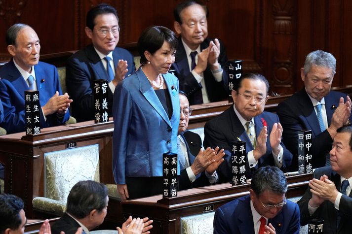 Sanae Takaichi tilheyrir harðlínuarmi flokksins en hún var náinn bandamaður fyrrverandi forsætisráðherrans Shinzo Abe. 