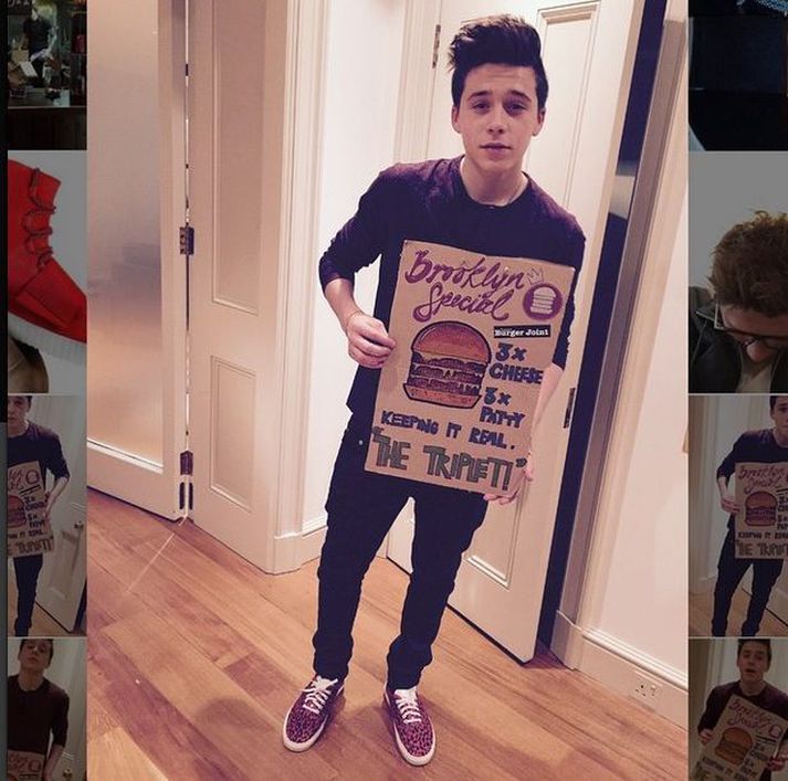 Brooklyn Beckham með skiltið