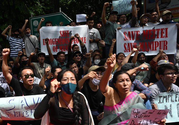 Hópur fólks sem tilheyrir Meitei kom saman í Nýju-Delí í gær og kölluðu eftir því að ofbeldinu í Manipur myndi linna.