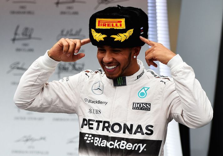 Lewis Hamilton fékk sértakan loðhatt að hætti Rússa eftir keppnina.