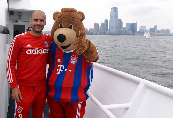 Guardiola í siglingu ásamt lukkudýrinu Berni.