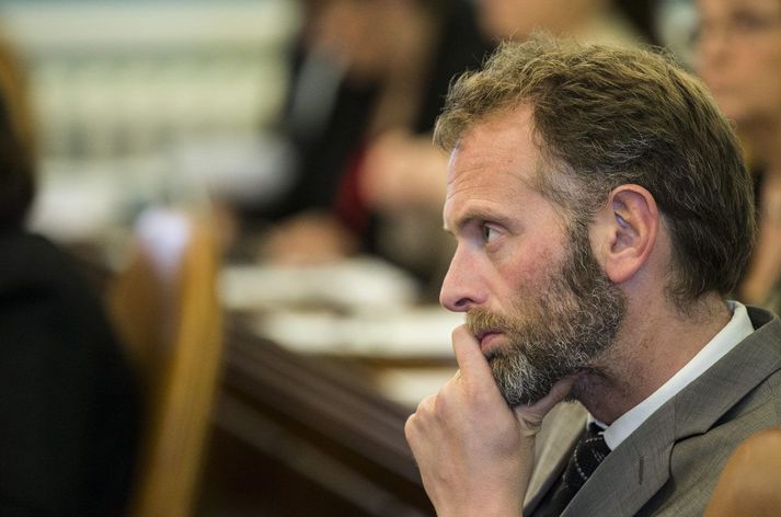 Helgi Hjörvar er fyrsti flutningsmaður tillögunnar.