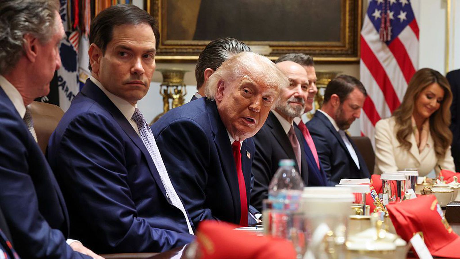 Á­fram­hald á á­rásum og Trump hefur í hótunum við Óman