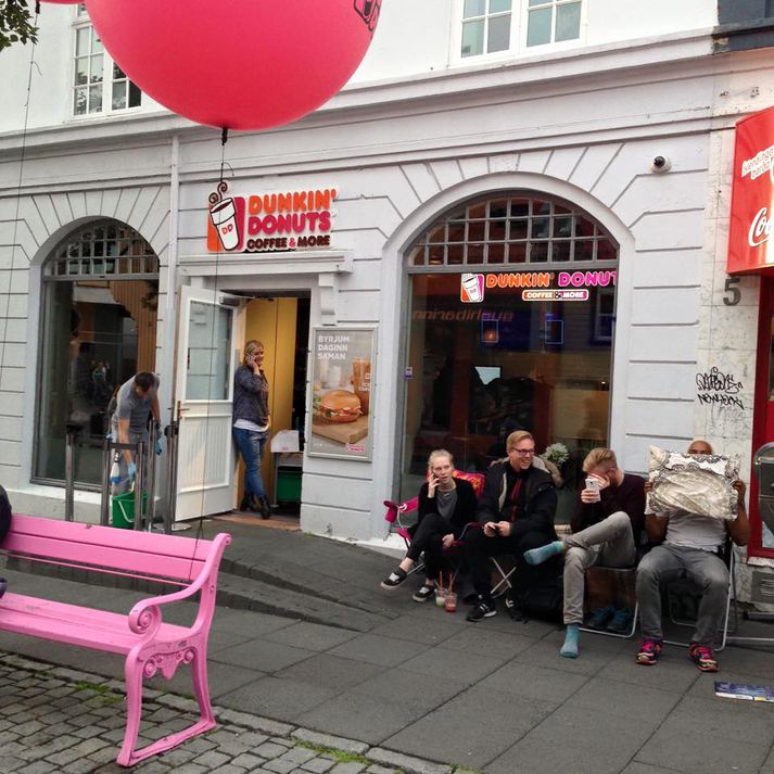 Standandi röð var allan daginn fyrir utan Dunkin' Donuts í gær.